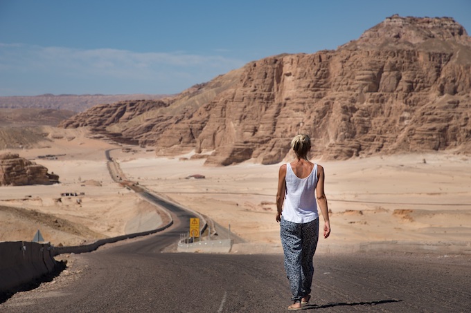 Berjalan sendirian di padang pasir [Walk Away]