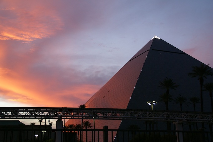 Matahari terbenam di Luxor Las Vegas di The Strip [Nevada Slots Return-To-Player]